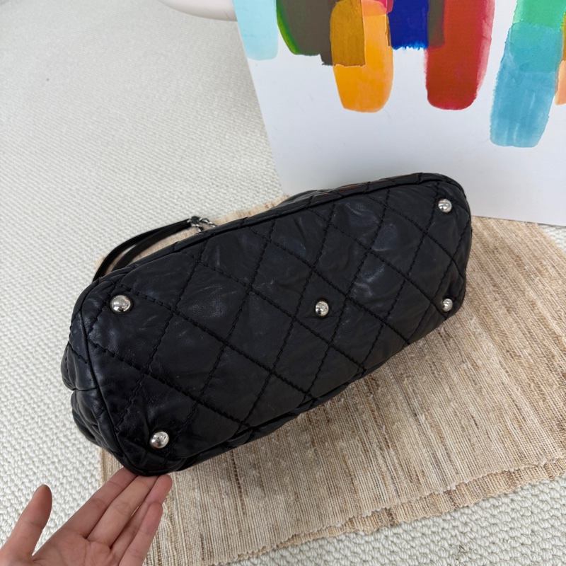 Chanel 黑銀 皺摺牛皮 外縫線泡芙雲朵tote托特  尺寸約37*21*17-7