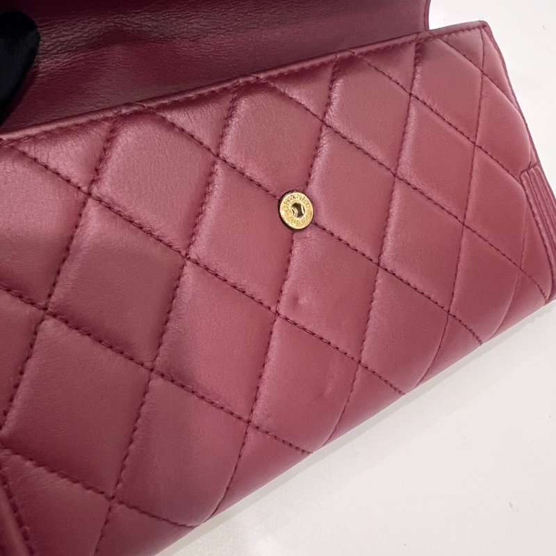 CHANEL 22開 酒紅金扣BOY羊皮掀蓋長夾-5