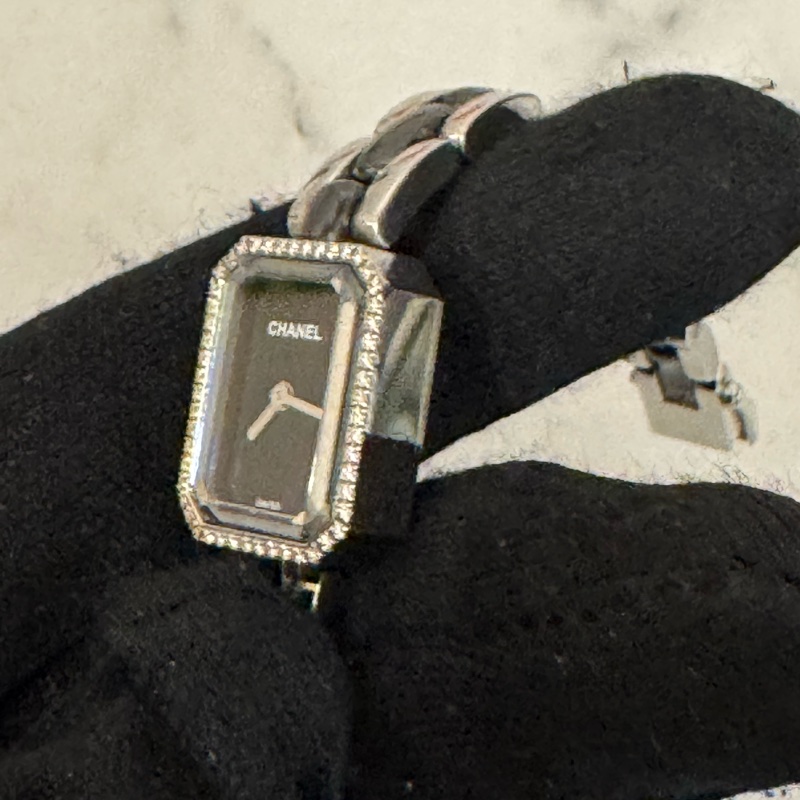 chanel黑色鑲鑽銀錶帶首映表-4