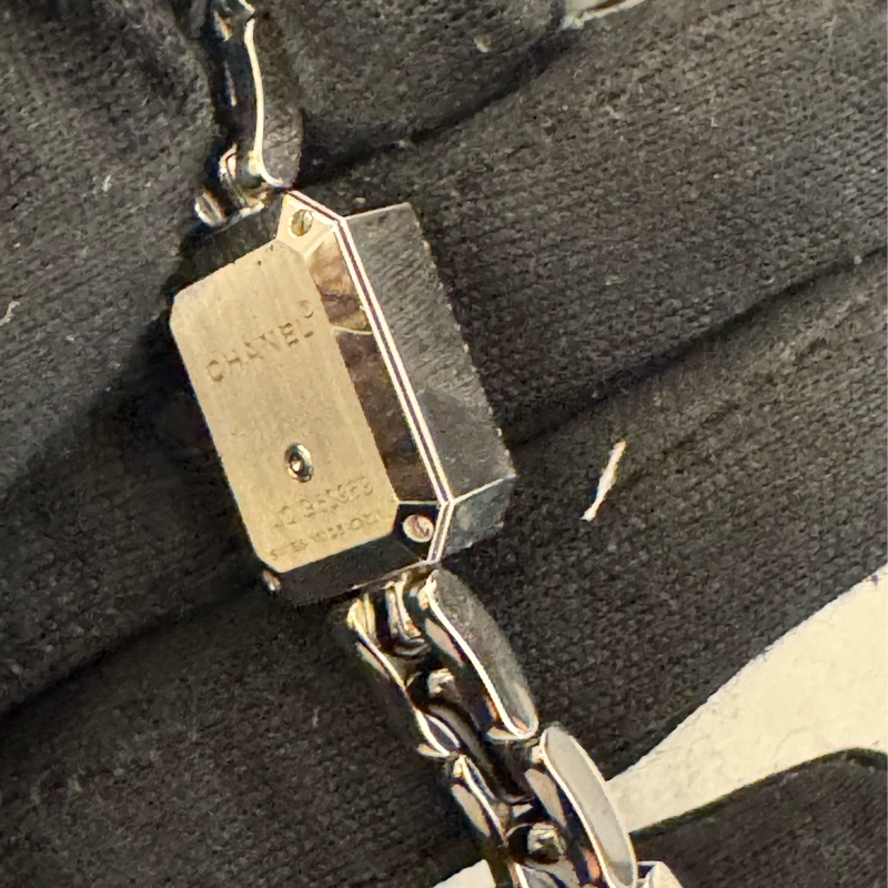 chanel黑色鑲鑽銀錶帶首映表-13