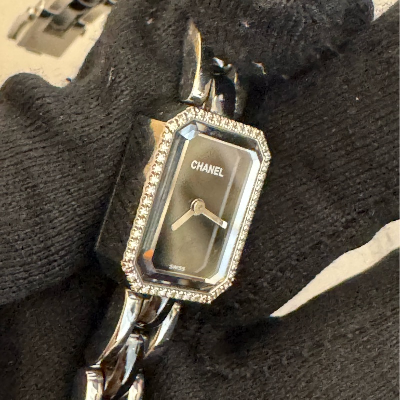 chanel黑色鑲鑽銀錶帶首映表-14