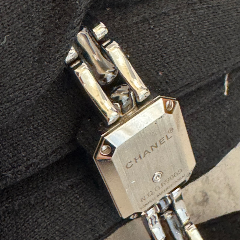 chanel黑色鑲鑽銀錶帶首映表-16