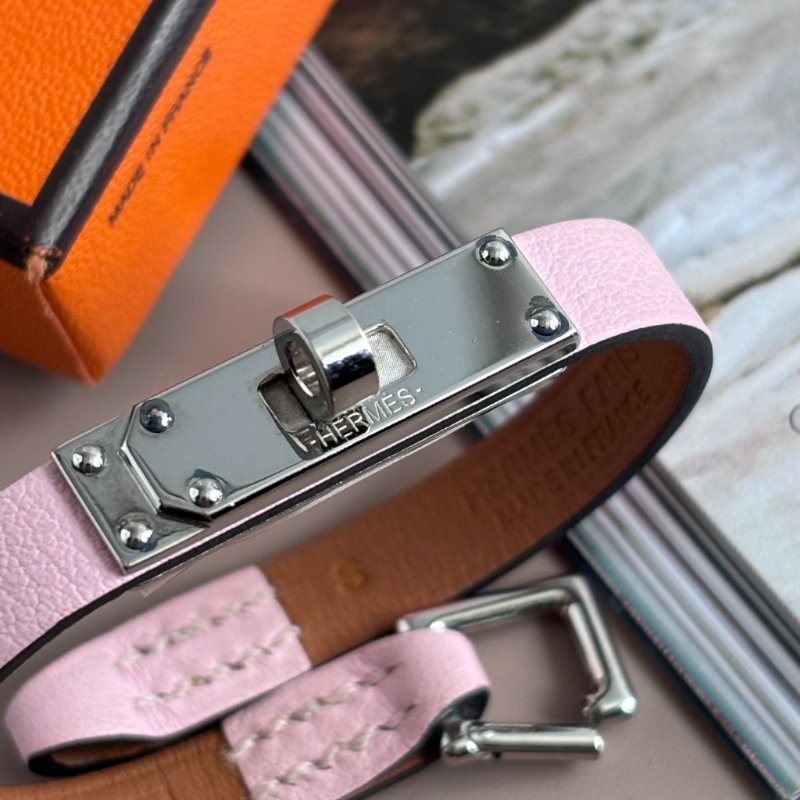 ::HERMES:: Micro kelly金屬銀釦櫻花粉小牛皮單圈手環-1