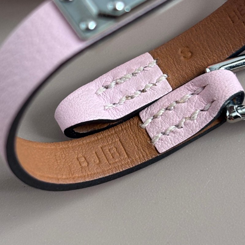 ::HERMES:: Micro kelly金屬銀釦櫻花粉小牛皮單圈手環-2