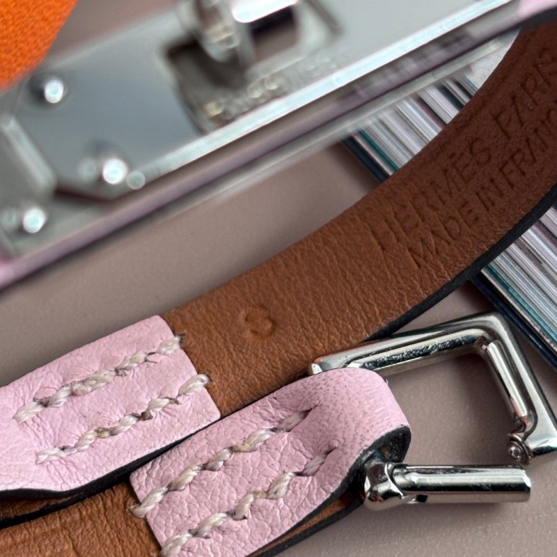 ::HERMES:: Micro kelly金屬銀釦櫻花粉小牛皮單圈手環-3