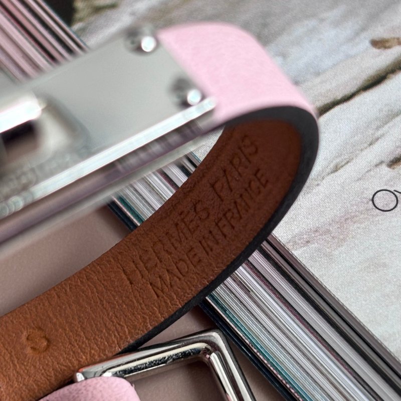 ::HERMES:: Micro kelly金屬銀釦櫻花粉小牛皮單圈手環-4