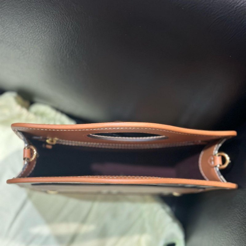 Burberry Pocket 格紋包 斜背包 23X6X27公分-4