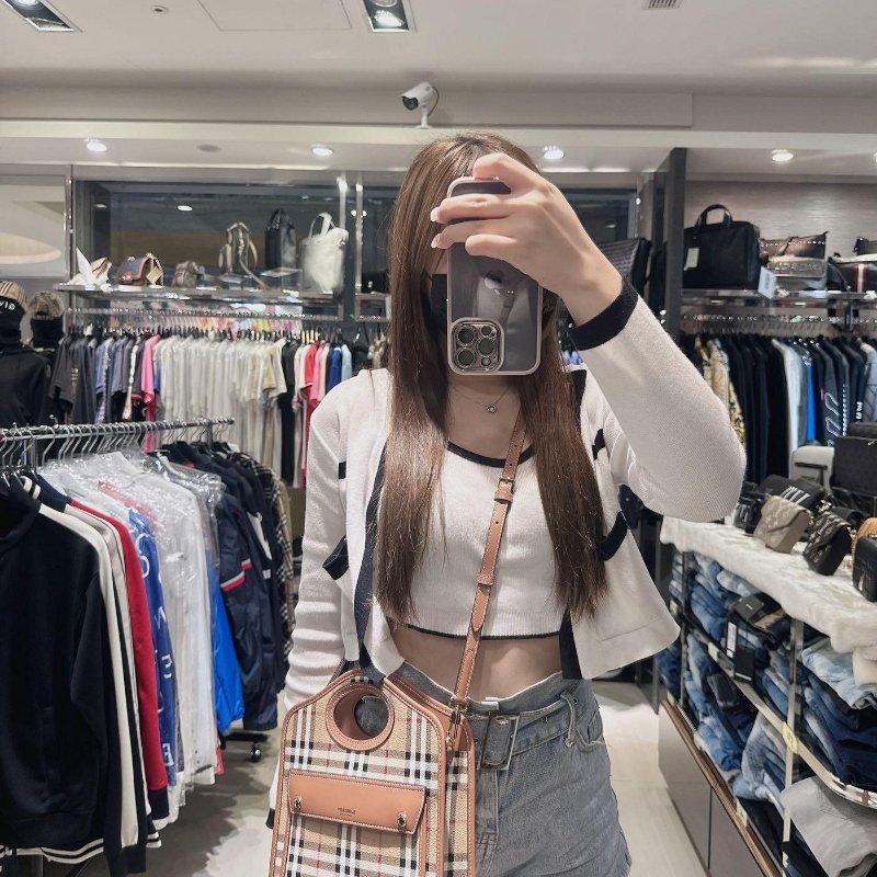 Burberry Pocket 格紋包 斜背包 23X6X27公分-5