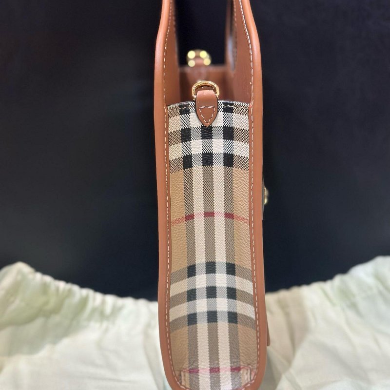 Burberry Pocket 格紋包 斜背包 23X6X27公分-8