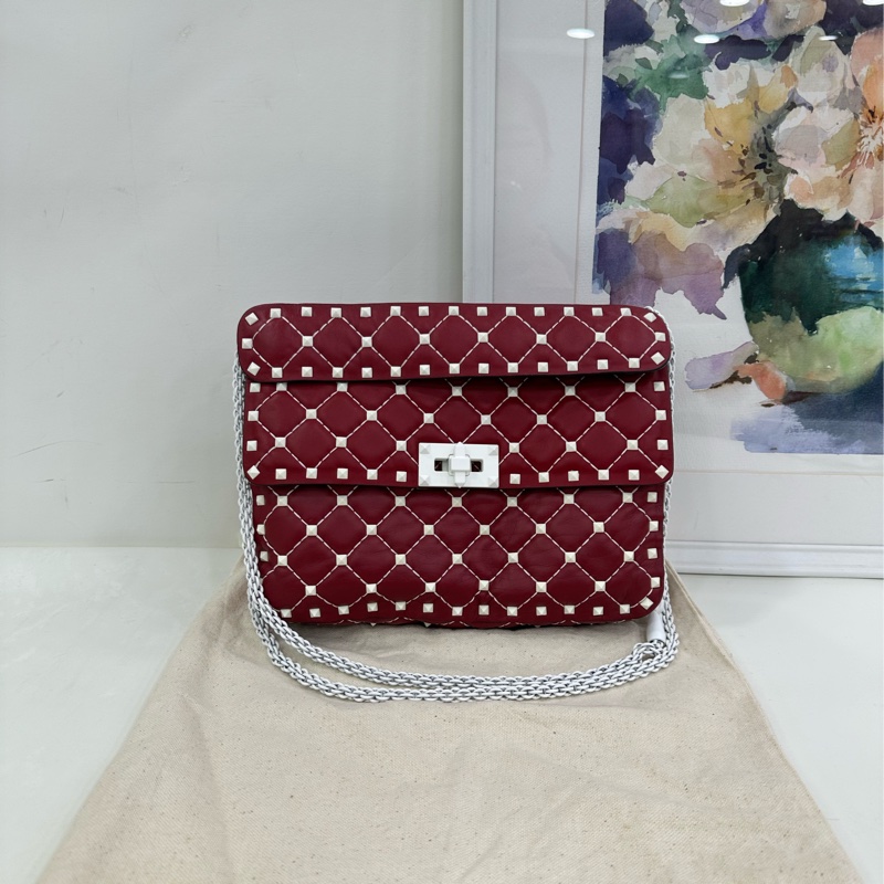 VALENTINO/華倫天奴 Rockstud Spike 紅色白色磨砂扣 皮革鉚釘裝飾手袋鏈條包 尺寸：23*6.5*15cm-0