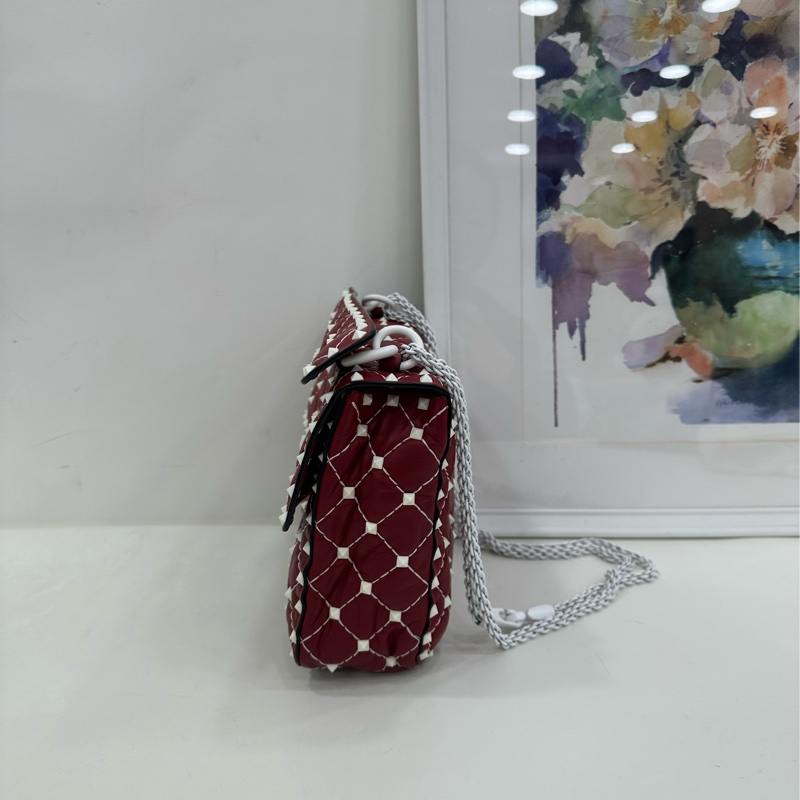 VALENTINO/華倫天奴 Rockstud Spike 紅色白色磨砂扣 皮革鉚釘裝飾手袋鏈條包 尺寸：23*6.5*15cm-3