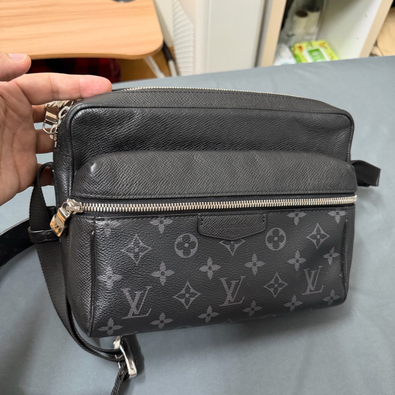 Lv 黑老花郵差肩背包（M30233）-0