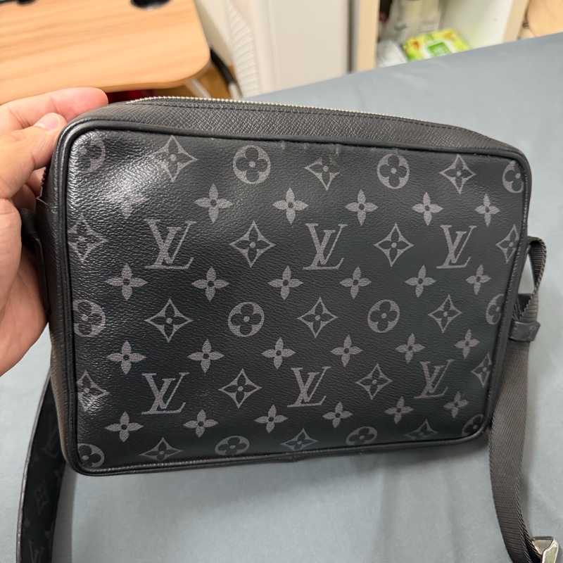 Lv 黑老花郵差肩背包（M30233）-1