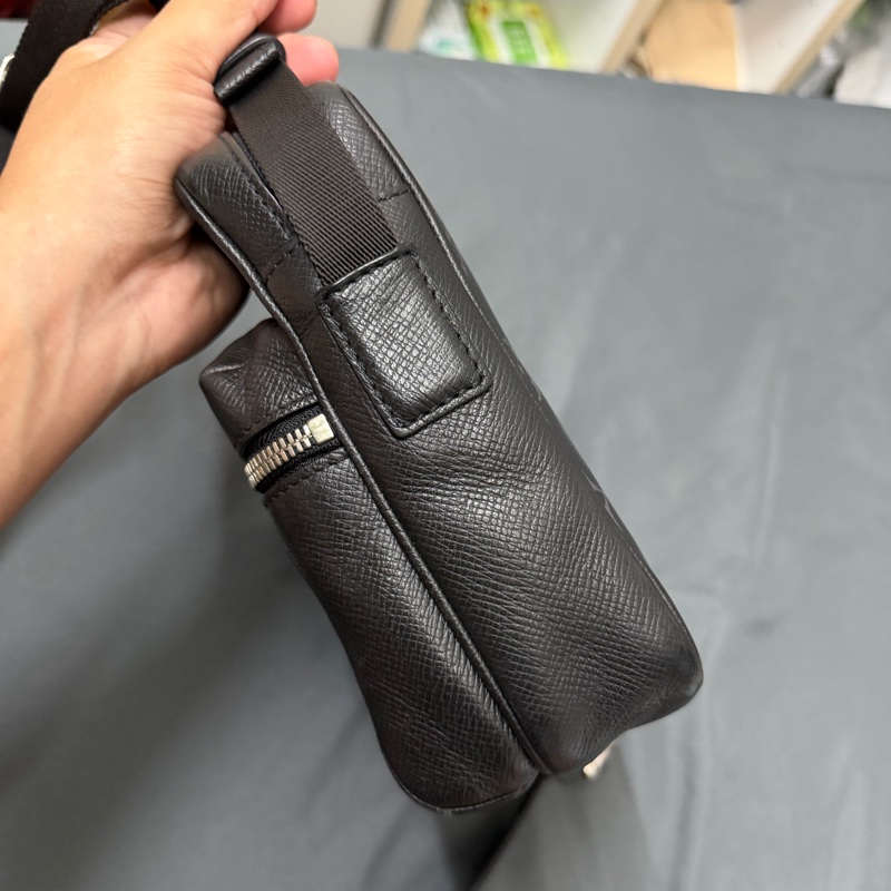 Lv 黑老花郵差肩背包（M30233）-2