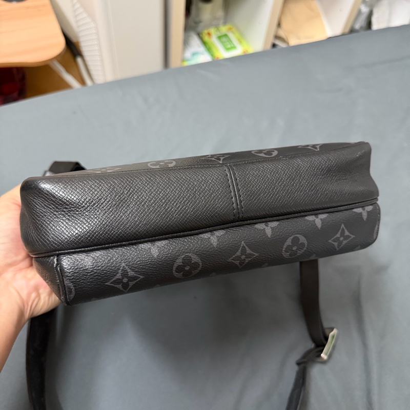 Lv 黑老花郵差肩背包（M30233）-3