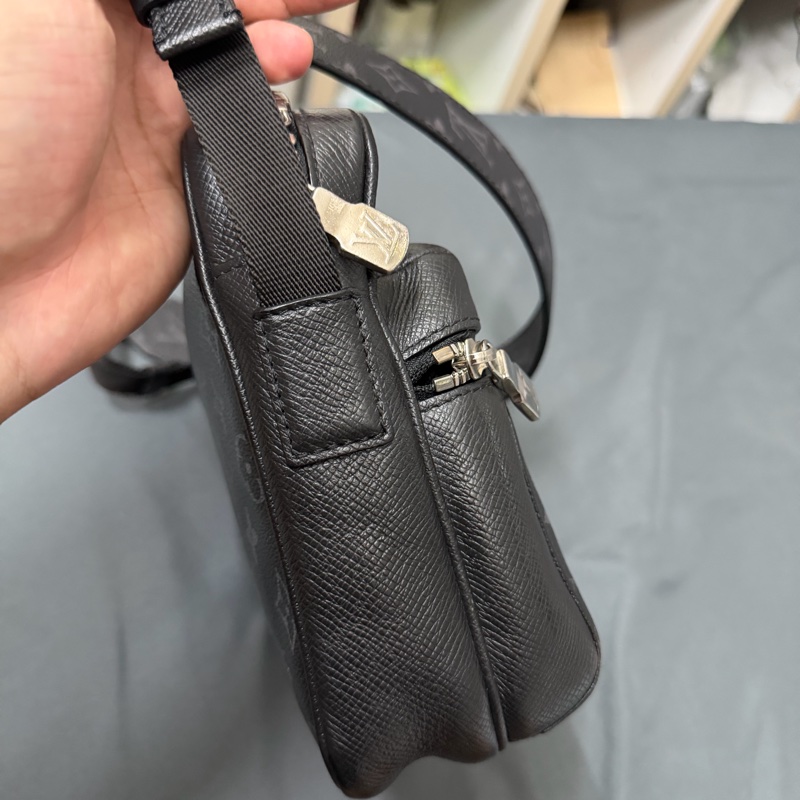 Lv 黑老花郵差肩背包（M30233）-4