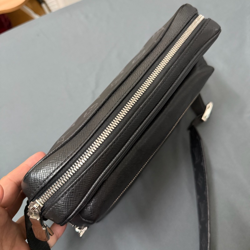 Lv 黑老花郵差肩背包（M30233）-5