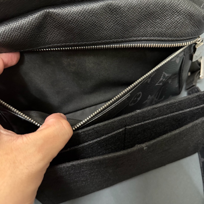 Lv 黑老花郵差肩背包（M30233）-6