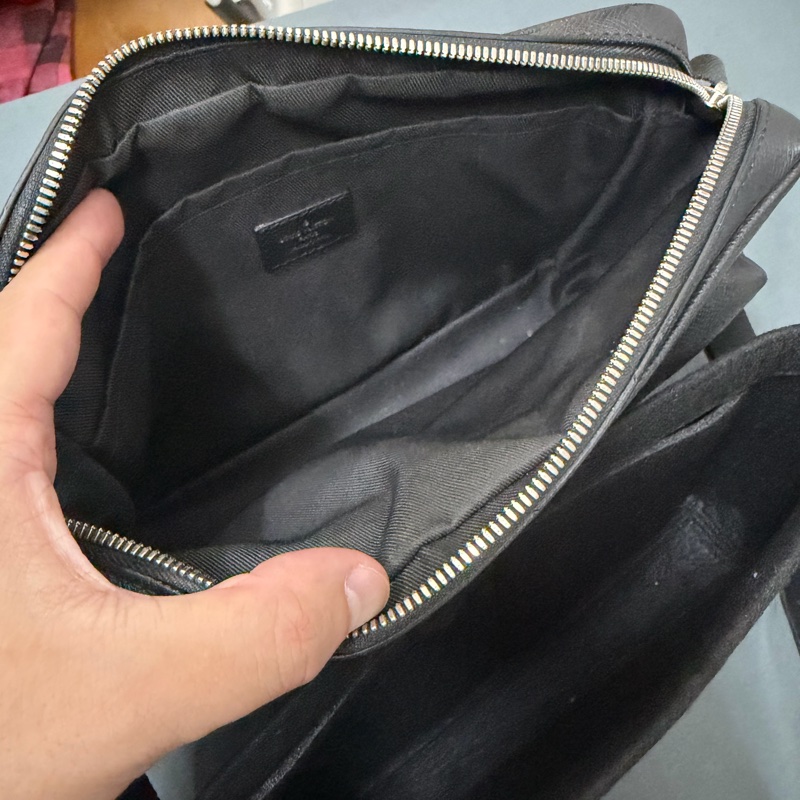 Lv 黑老花郵差肩背包（M30233）-7