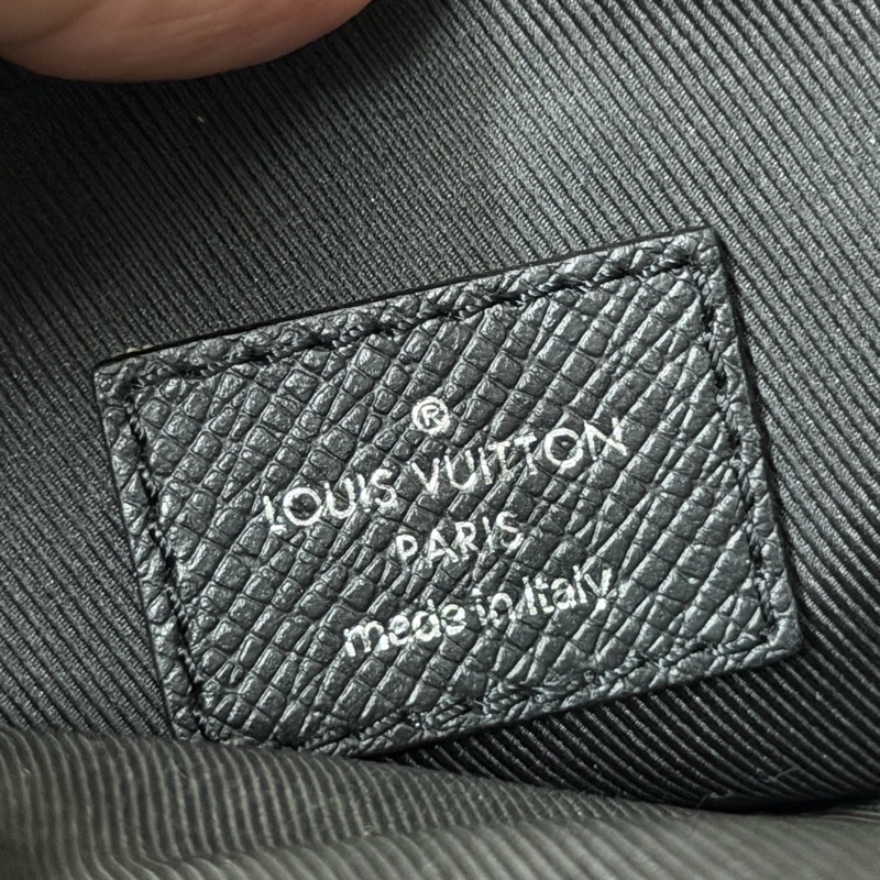 Lv 黑老花郵差肩背包（M30233）-8