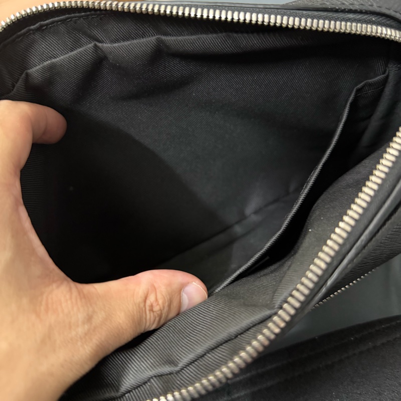 Lv 黑老花郵差肩背包（M30233）-9