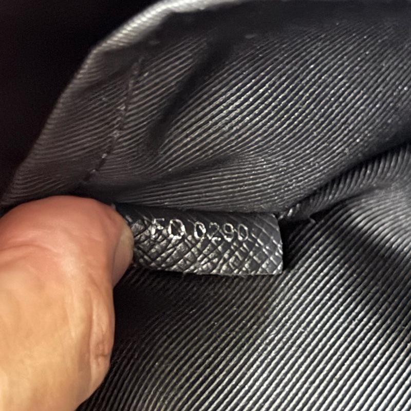 Lv 黑老花郵差肩背包（M30233）-10