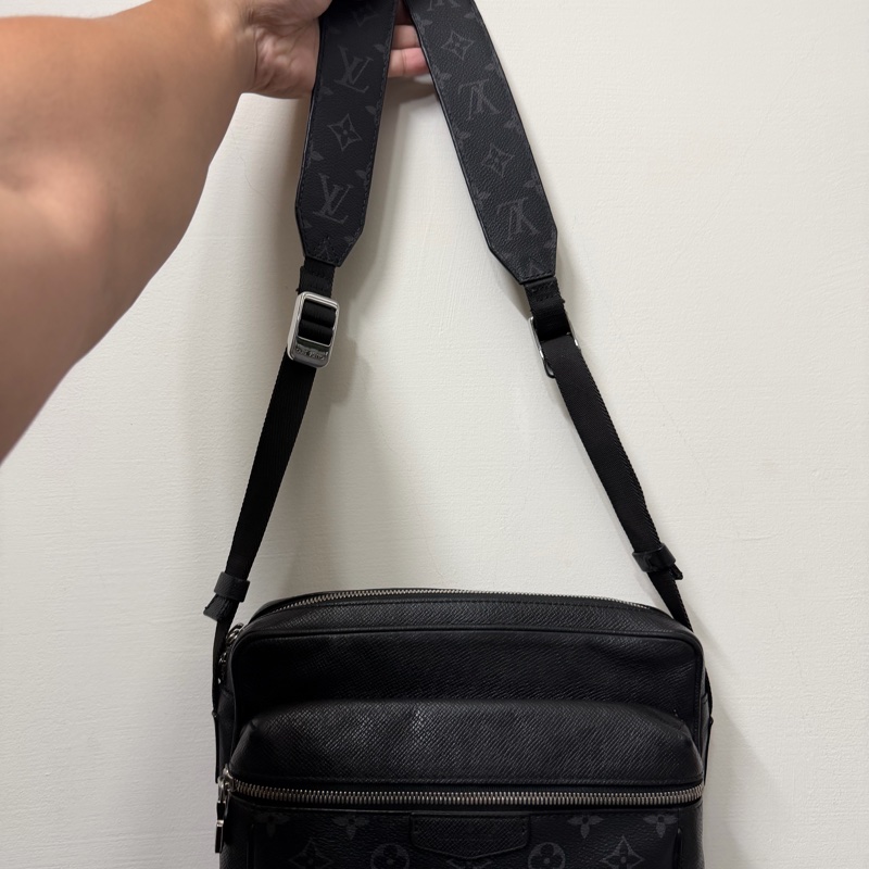 Lv 黑老花郵差肩背包（M30233）-11