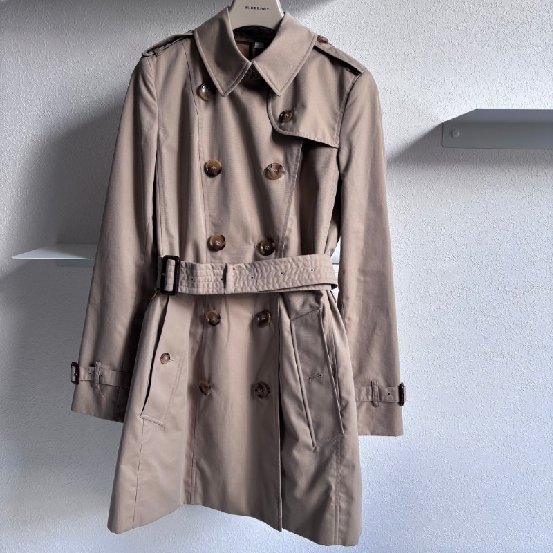 欲購買 看內文:) ::BURBERRY:: Chelsea Heritage 卡其色經典風衣外套 UK6號-0