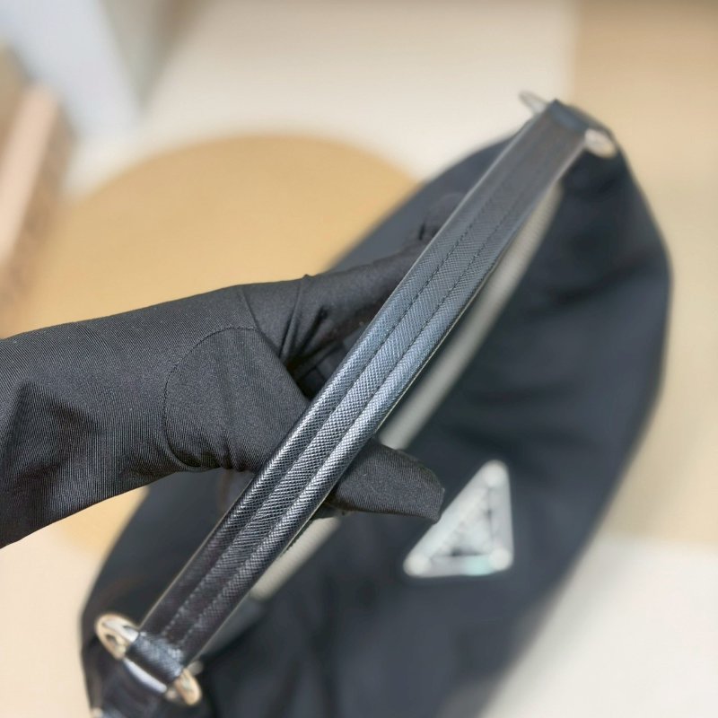 🏷Prada.hobo 碗豆包 小款-11