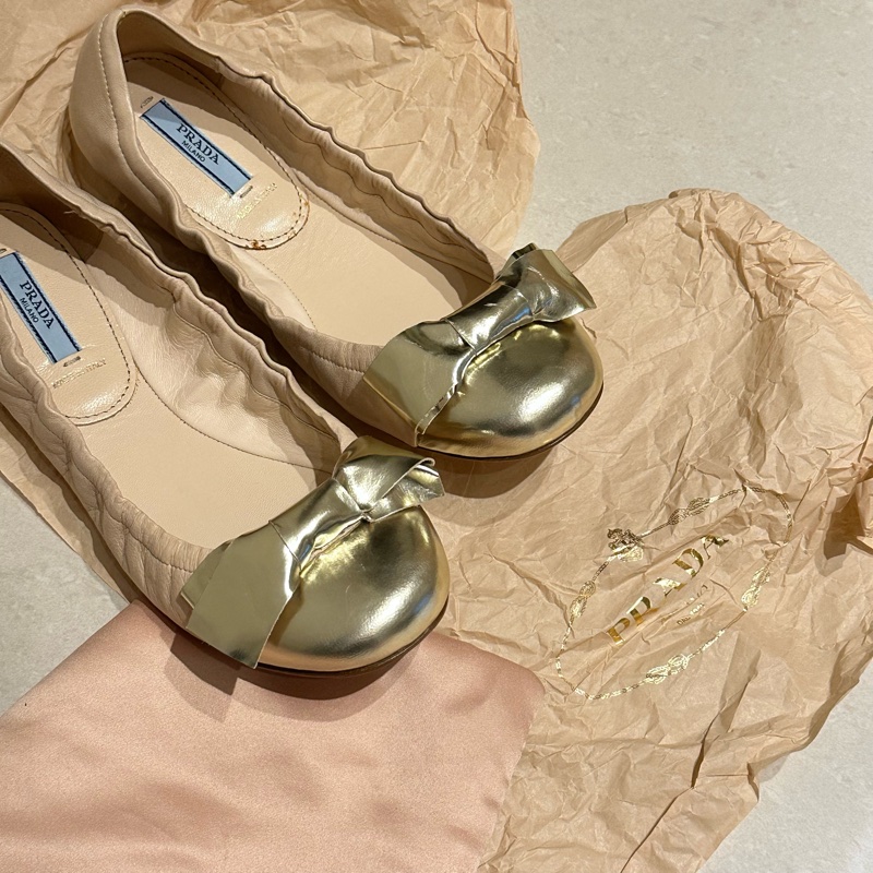 全新✨美國專櫃購入Prada裸粉金色撞色蝴蝶結🎀娃娃鞋 一眼心動 超級顯高級娃娃鞋 37-1
