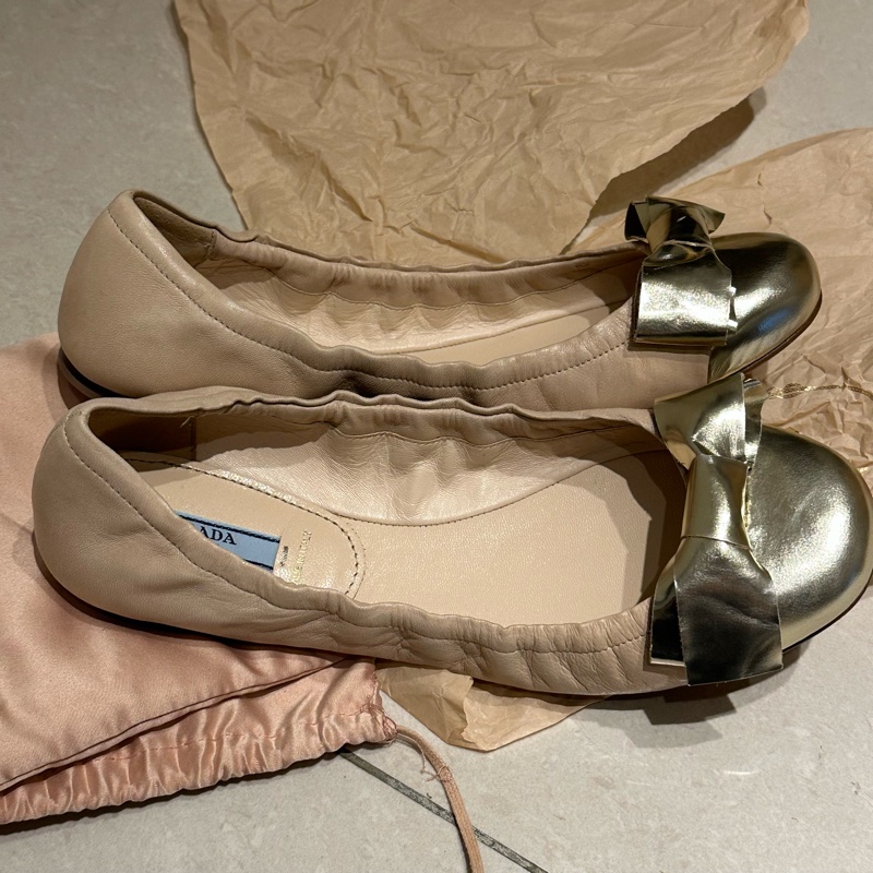 全新✨美國專櫃購入Prada裸粉金色撞色蝴蝶結🎀娃娃鞋 一眼心動 超級顯高級娃娃鞋 37-2