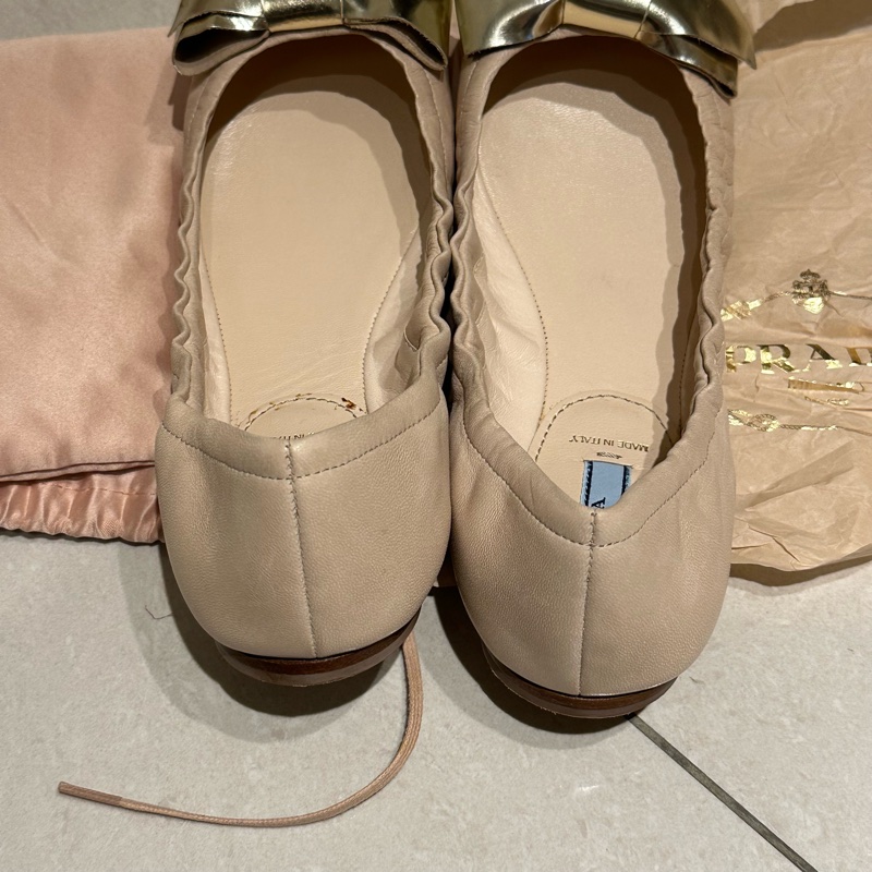 全新✨美國專櫃購入Prada裸粉金色撞色蝴蝶結🎀娃娃鞋 一眼心動 超級顯高級娃娃鞋 37-10