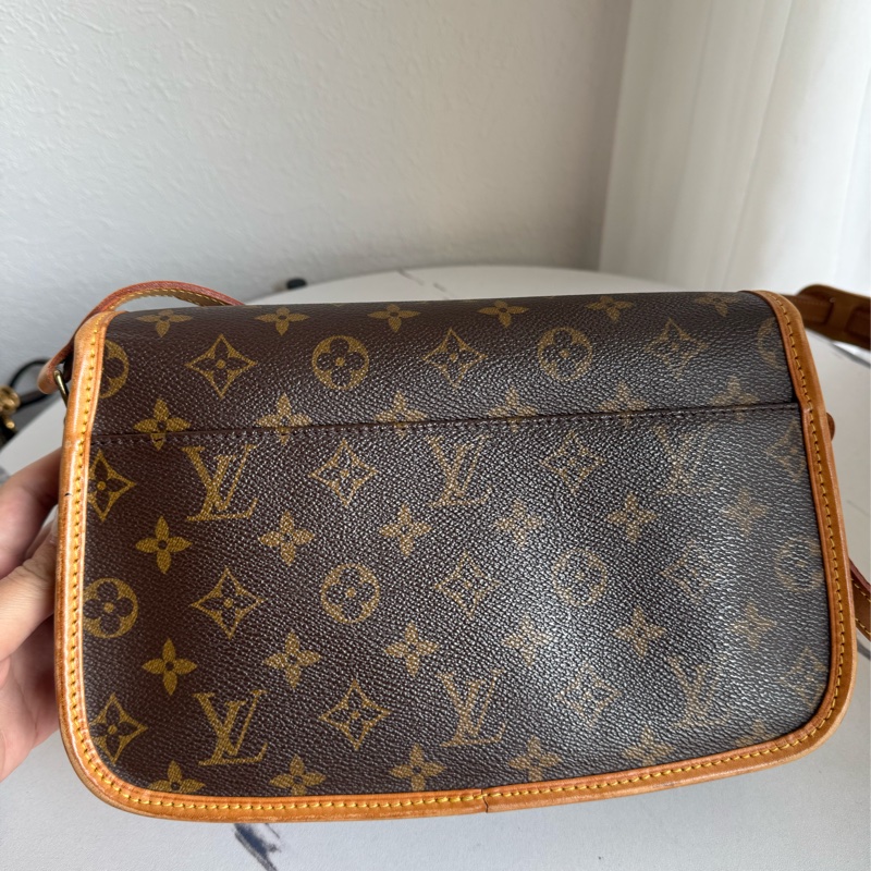 LV花紋法棍包-10