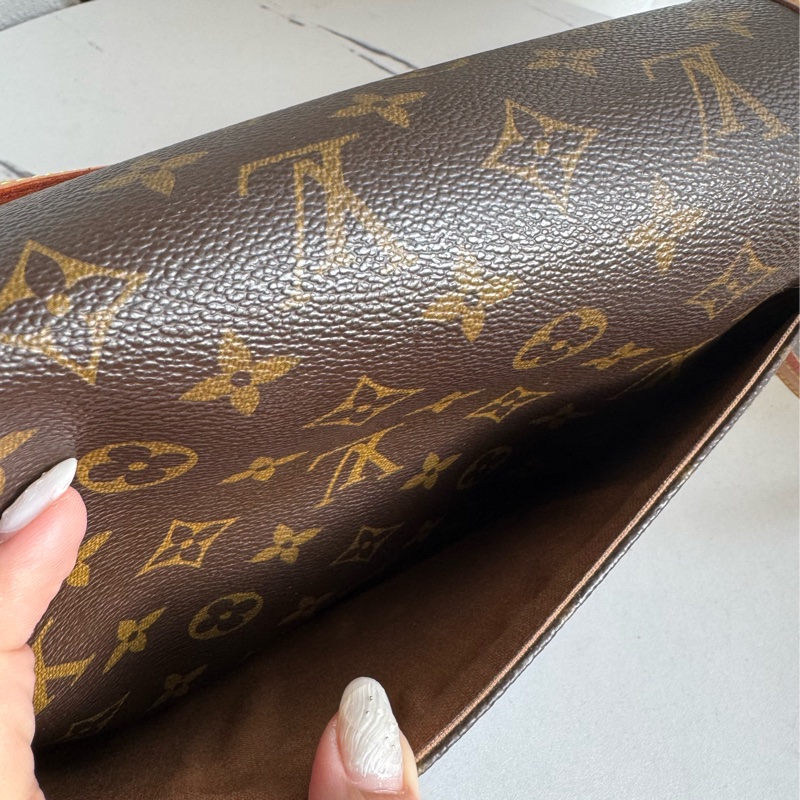 LV花紋法棍包-11