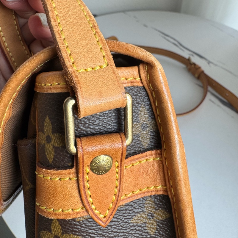 LV花紋法棍包-13