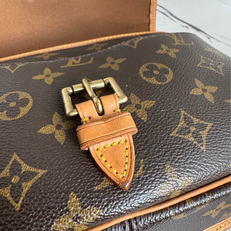 LV花紋法棍包-20