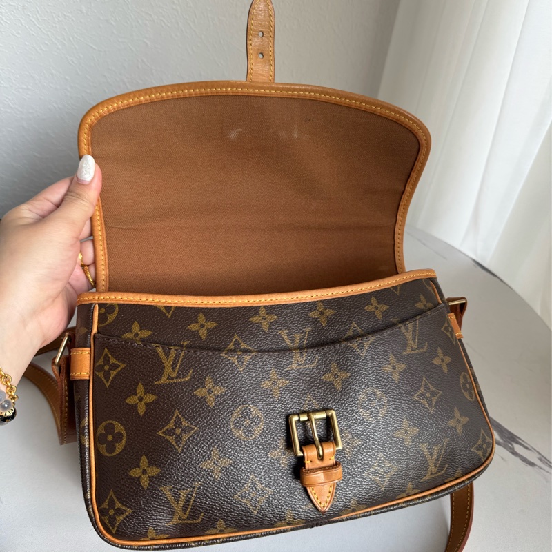 LV花紋法棍包-21