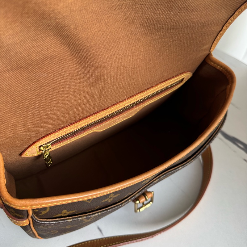 LV花紋法棍包-22