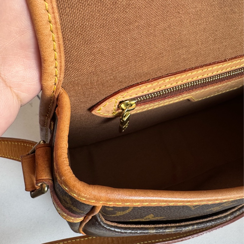 LV花紋法棍包-23