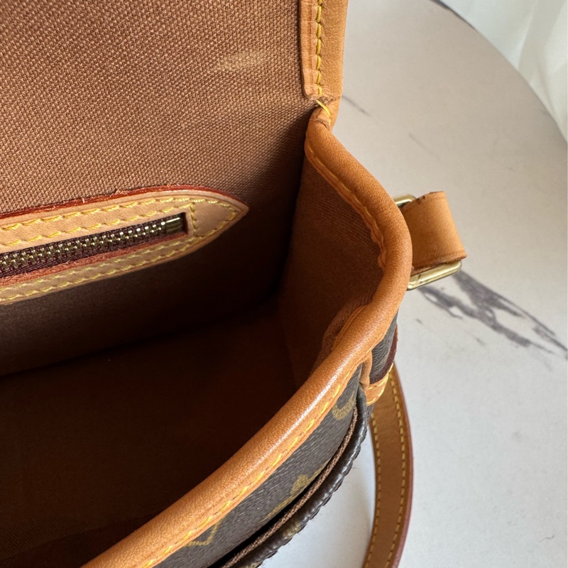 LV花紋法棍包-24