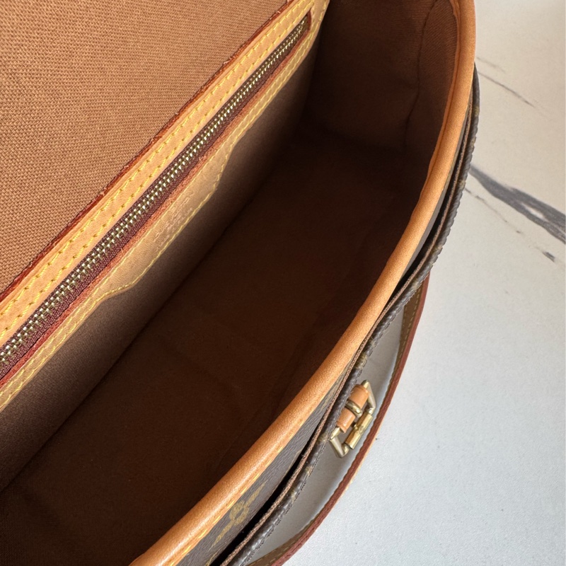 LV花紋法棍包-25