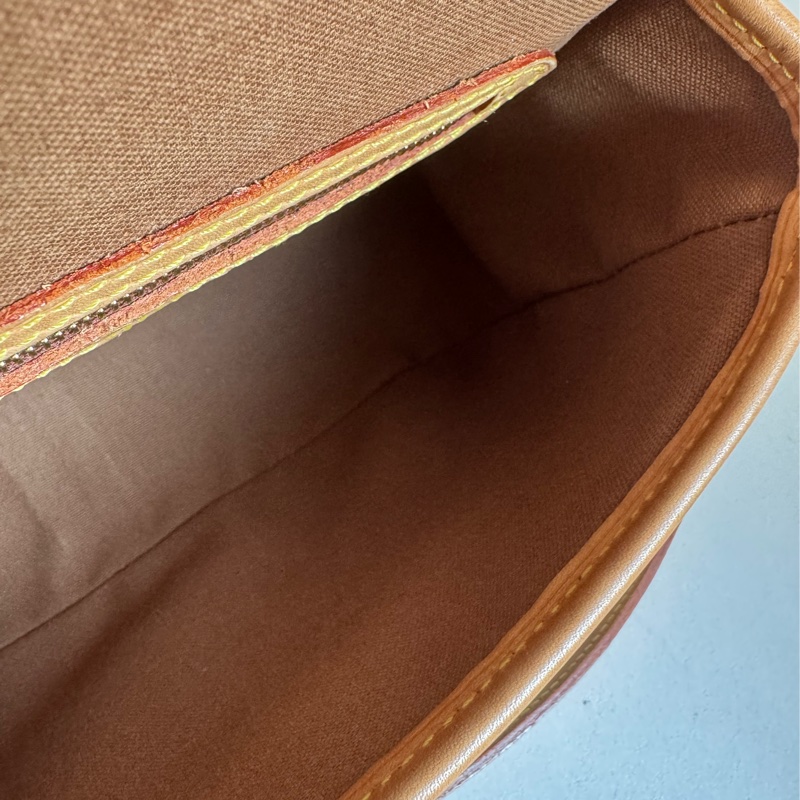 LV花紋法棍包-26