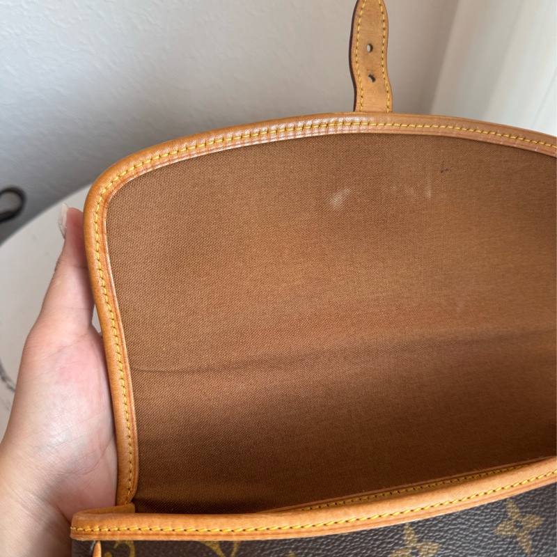 LV花紋法棍包-34