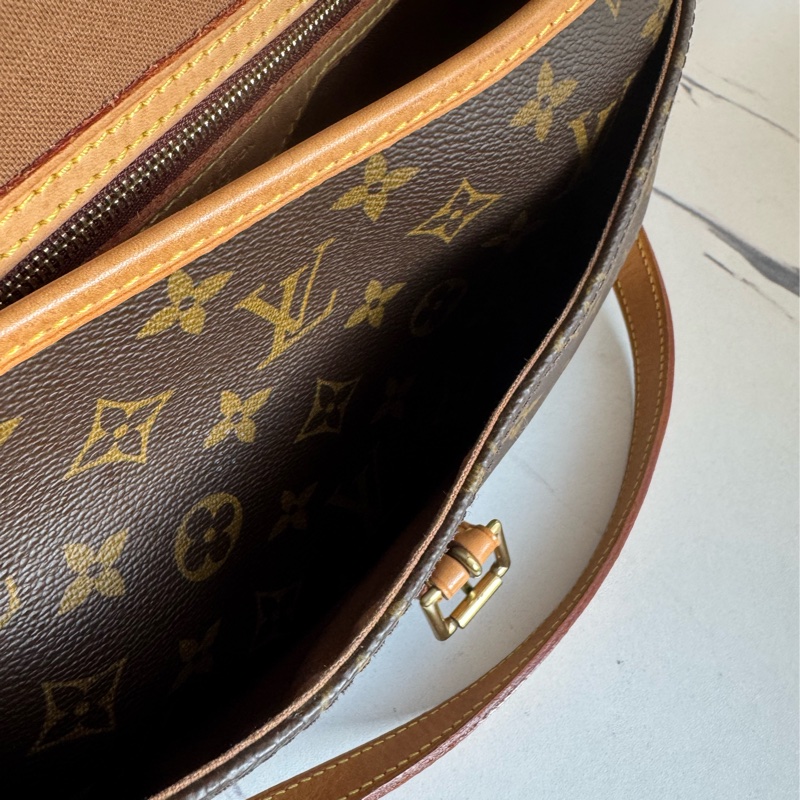 LV花紋法棍包-35