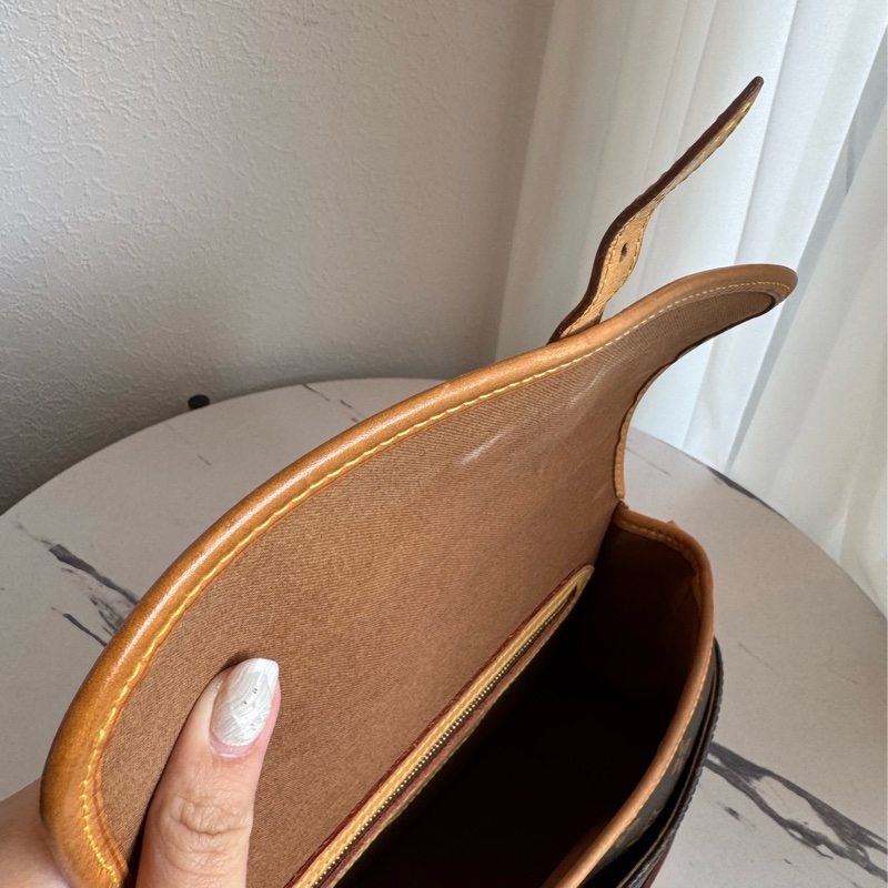 LV花紋法棍包-38