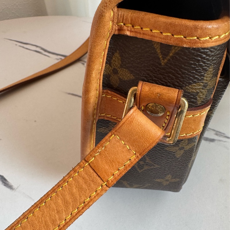 LV花紋法棍包-47