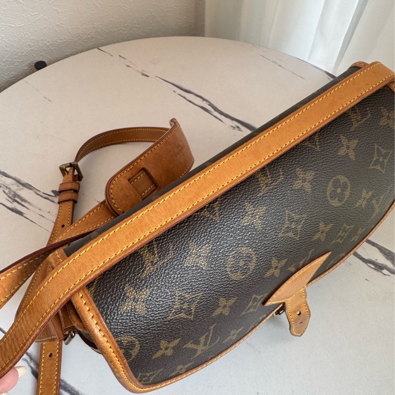 LV花紋法棍包-59