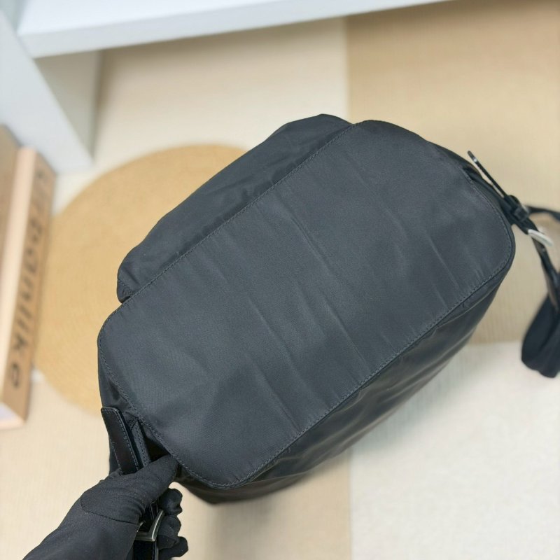 🏷Prada．降落傘尼龍單口後背包-8