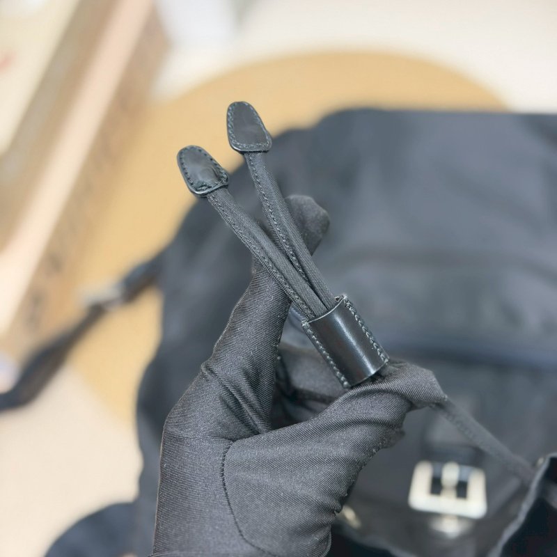 🏷Prada．降落傘尼龍單口後背包-13