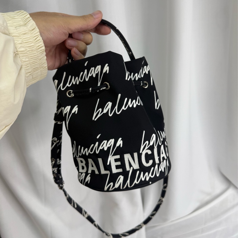 Balenciaga 巴黎世家 滿Logo 小水桶-1